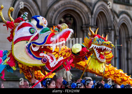 La culture chinoise danse du dragon à Manchester en février 2016. Défilé du dragon du nouvel an chinois. La parade de l'année du singe a été menée par un spectaculaire dragon multicolore de 175 mètres. La procession partait d'Albert Square, devant l'hôtel de ville qui se dirigeait vers Chinatown, la parade longwuor longdeng est le cœur traditionnel des célébrations annuelles du nouvel an chinois à Manchester. Banque D'Images