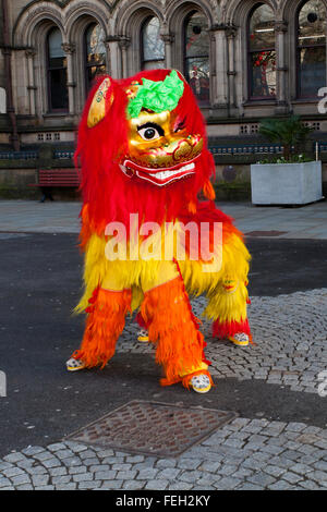 7 Février, 2016 Manchester. Le Nouvel An chinois Dragon Parade. L'année du singe parade était dirigé par un spectaculaire 175 pieds de dragon avec la procession de partir d'Albert Square, en face de l'hôtel de ville, à Chinatown, la parade est la base traditionnelle de la fête du Nouvel An chinois. Banque D'Images