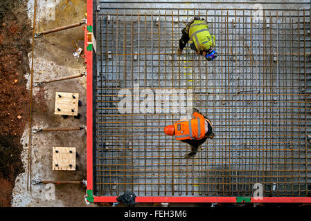 Deux travailleurs de la construction La construction d'un cadre d'acier dans le cadre du réaménagement du Centre St James, Édimbourg. Banque D'Images