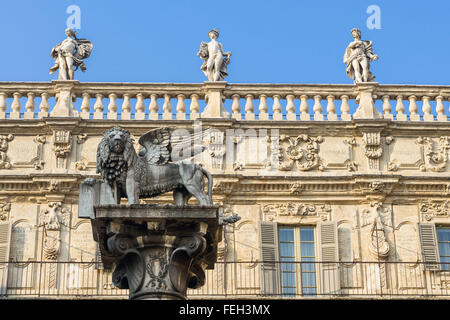 L'ancienne statue de Saint Mark's Lion sur une colonne de la Piazza delle Erbe de Vérone, Banque D'Images