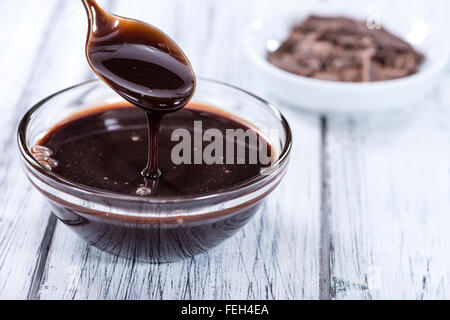 Sauce dessert (Chocolat noir) sur une vieille table en bois rustique Banque D'Images