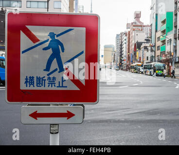 Ne pas marcher cross road sign en langue japonaise Banque D'Images