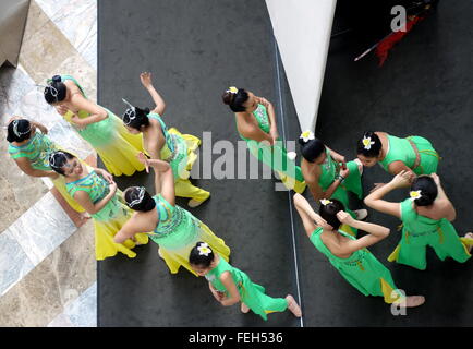 New York City, New York, USA, 6 février 2016, les danseurs se préparent à effectuer lors de la Lunar/Nouvel An Chinois (année du singe), performances, présenté en partenariat avec le Centre culturel chinois de New York, à Brookfield Place/jardin d'hiver à New York City, New York, USA, stillbeyou/Alamy Live News Banque D'Images