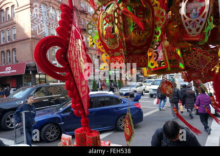 New York City, New York, USA, 6 février 2016, l'engorgement des rues de Chinatown chinois que les gens sont occupés à faire des emplettes pour des décorations de fête en préparation pour le Nouvel An Chinois (année du singe), Mott Street, Chinatown, New York City, USA, stillbeyou/Alamy Live News Banque D'Images