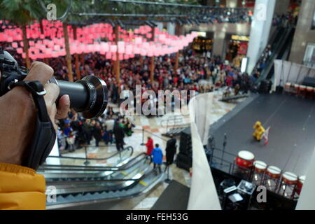 New York City, New York, USA, 6 février 2016, photographe capturant les Lunar/Nouvel An Chinois (année du singe) performance à Brookfield Place/jardin d'hiver à New York City, New York, USA, stillbeyou/Alamy Live News Banque D'Images