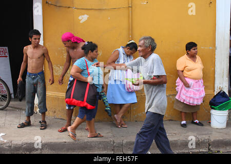 Les gens qui attendent à l'arrêt de bus et la vie de la rue dans la chaleur tropicale de Grenade Nicaragua Banque D'Images