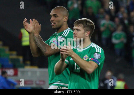 08 Oct 2015 - Euro 2016 Qualifications - Groupe F - Irlande du Nord 3 Grèce 1. L'Irlande du Nord JOsh Magennis (à gauche) et Jamie Ward (10) célébrer la qualification de la finale de l'Euro 2016. Banque D'Images