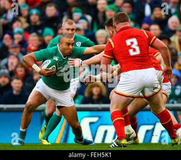 Aviva Stadium de Dublin, Irlande. 07Th Feb 2016. Tournoi des Six Nations. L'Irlande contre le Pays de Galles. Simon Designer Drugs (Irlande) tente de transférer un plaquage de Rob Evans (Pays de Galles) couverts par Samson Lee : Action Crédit Plus Sport/Alamy Live News Banque D'Images