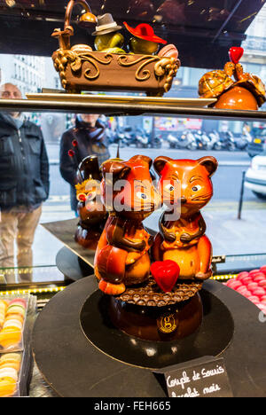 Paris, France, le Marais, Chocolatier, French Chocolatier, 'maison Geroges Larnicol' Boutique Saint Valentin vitrine, présentoir, étagères de sucrerie, bonbons paris Banque D'Images