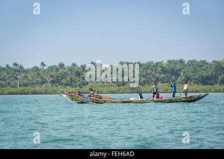 Les pêcheurs sur leur pirogue dans la mer entre les îles Bijagos, Guinée Bissau Banque D'Images