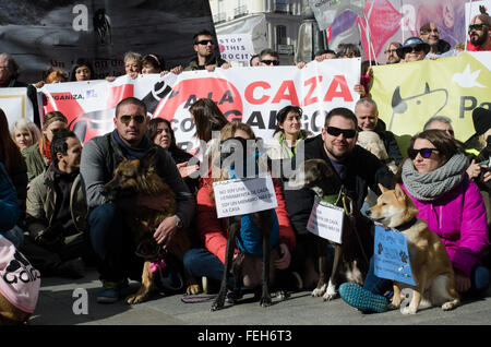 Madrid, Espagne. 7 Février, 2016. Manifestant avec leurs chiens portant des pancartes contre la chasse pendant la manifestation qui a eu lieu à Madrid. Credit : Valentin/Sama-Rojo Alamy Live News.