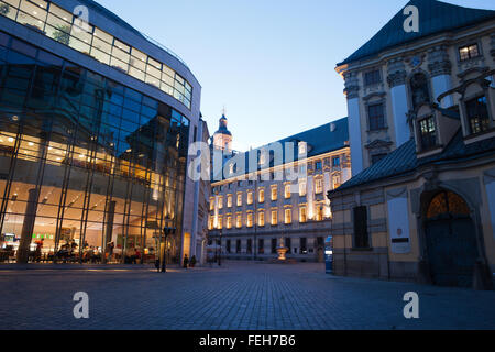 La Pologne, la ville de Wroclaw au crépuscule, au milieu Université de Wroclaw, à gauche Bazylia bar restaurant, sur la droite de l'Église Banque D'Images