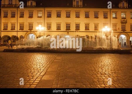 Ville de Wroclaw en Pologne, de nuit fontaine à nouveau de ville sur place du marché de la Vieille Ville Banque D'Images