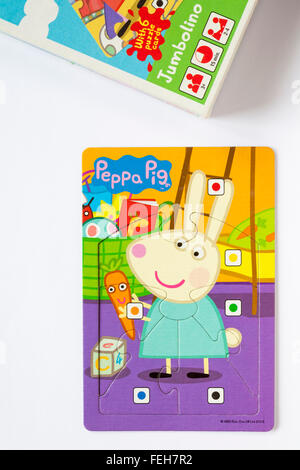 Peppa Pig puzzle - partie de Peppa Pig Jumbolino avec 6 jeu de cartes puzzle sur fond blanc Banque D'Images