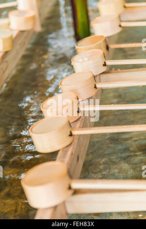 Purification japonais bambou louche à l'entrée de Temple japonais Banque D'Images