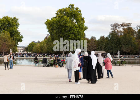 Groupe de femmes musulmanes au Jardin des Tuileries, Paris, France Banque D'Images