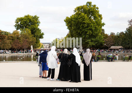 Groupe de femmes musulmanes au Jardin des Tuileries, Paris, France Banque D'Images