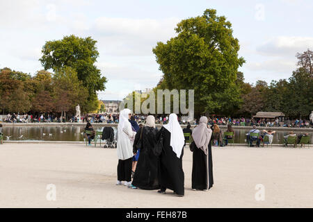 Groupe de femmes musulmanes au Jardin des Tuileries, Paris, France Banque D'Images