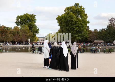 Groupe de femmes musulmanes au Jardin des Tuileries, Paris, France Banque D'Images