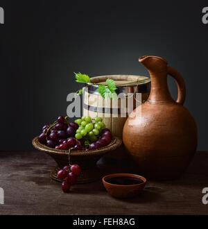 Still Life et coupe de vin avec un pichet, un tonneau en bois et les raisins dans un bol Banque D'Images