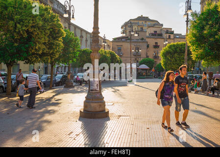Sicile, vue sur les siciliens passant par la Piazza Vittorio Emanuele à Enna en fin d'été après-midi, Sicile, Banque D'Images