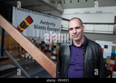 Ancien ministre grec des finances, Yanis Varoufakis arrive à une réunion de l'Blockupy circulation à Berlin, Allemagne, 07 février 2016. Photo : Jörg CARSTENSEN/dpa Banque D'Images