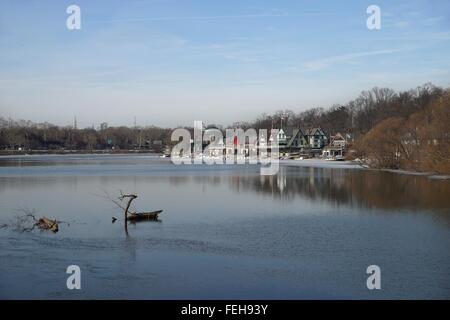 Vue sur Boathouse Row avec snag qui sort de l'eau à l'avant-plan, Philadelphie en hiver. Banque D'Images