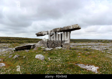 Dolmen de Poulnabrone dans le Burren, Irlande Banque D'Images