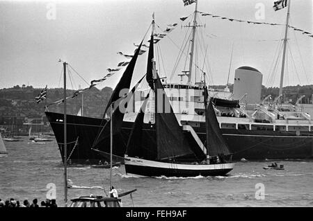 Nouvelles photos d'AJAX. Août 4th, 1974. COWES, en Angleterre. - ROYAL YACHT REVIEWS TALL SHIPS - LE NAVIRE DE FORMATION JACOMINA SAILS PASSÉ Le yacht royal Britannia ANCRÉE AU LARGE DE L'ÎLE DE WIGHT. PHOTO:JONATHAN EASTLAND/AJAX REF:740408 3 Banque D'Images