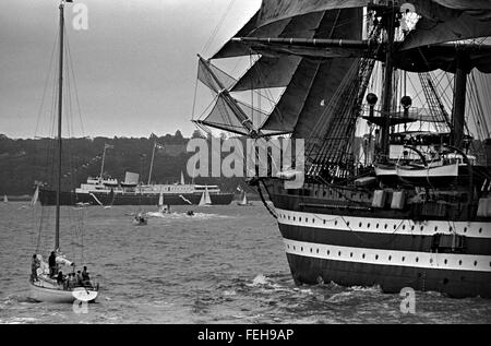 Nouvelles photos d'AJAX. Août 4th, 1974. COWES, en Angleterre. - ROYAL YACHT REVIEWS TALL SHIPS - le carré d'entraînement naval italien GRÉEMENT NAVIRE Amerigo Vespucci SAILS PASSÉ Le yacht royal Britannia ANCRÉE AU LARGE DE L'ÎLE DE WIGHT. PHOTO:JONATHAN EASTLAND/AJAX REF:740408 16 Banque D'Images