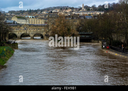 Bath, Somerset, Royaume-Uni. 7 Février, 2016. Rivière est à sa limite, à l'origine du portail radiale d'être soulevées afin de prévenir les inondations. Le Horseshoe wier par Pulteney Bridge est à peine visible Crédit : Ian Redding/Alamy Live News Banque D'Images