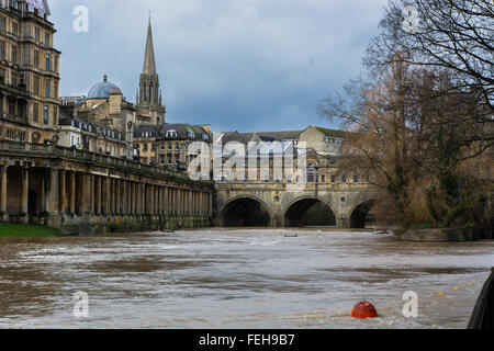 Bath, Somerset, Royaume-Uni. 7 Février, 2016. Rivière est à sa limite, à l'origine du portail radiale d'être soulevées afin de prévenir les inondations. Le Horseshoe wier par Pulteney Bridge est à peine visible Crédit : Ian Redding/Alamy Live News Banque D'Images