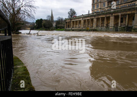 Bath, Somerset, Royaume-Uni. 7 Février, 2016. Rivière est à sa limite, à l'origine du portail radiale d'être soulevées afin de prévenir les inondations. Le Horseshoe wier par Pulteney Bridge est à peine visible Crédit : Ian Redding/Alamy Live News Banque D'Images