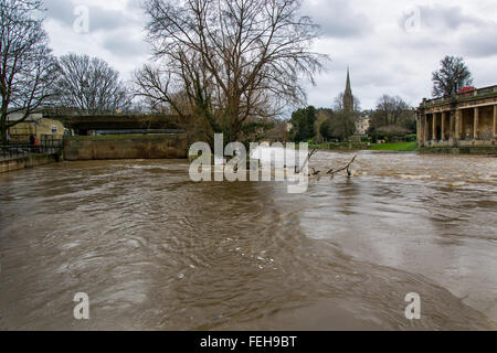 Bath, Somerset, Royaume-Uni. 7 Février, 2016. Rivière est à sa limite, à l'origine du portail radiale d'être soulevées afin de prévenir les inondations. Le Horseshoe wier par Pulteney Bridge est à peine visible Crédit : Ian Redding/Alamy Live News Banque D'Images