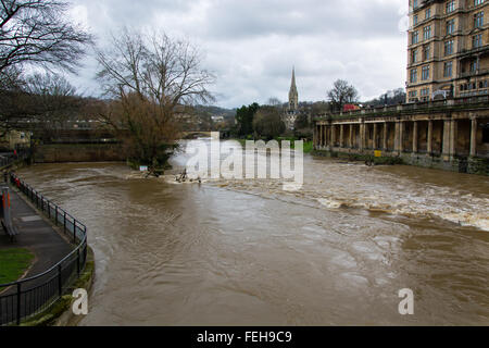 Bath, Somerset, Royaume-Uni. 7 Février, 2016. Rivière est à sa limite, à l'origine du portail radiale d'être soulevées afin de prévenir les inondations. Le Horseshoe wier par Pulteney Bridge est à peine visible Crédit : Ian Redding/Alamy Live News Banque D'Images