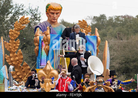 New Orleans, USA. 6 Février, 2016. Jerry Springer lance avec les perles krewe d'Endymion qu'ils roulent hors de Lakeview, près de Parc de la ville pour leur 50e anniversaire au cours de la parade du Mardi Gras de La Nouvelle-Orléans. Credit : JT Blatty/Alamy Live News Banque D'Images