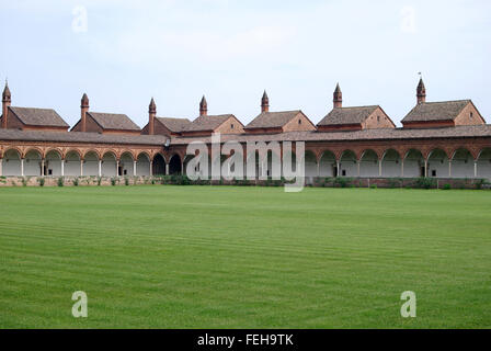 Jardin dans la cour d'un monastère Certosa di Pavia et complexe en Lombardie, Italie du nord Banque D'Images