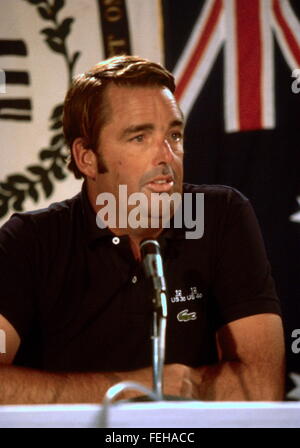 AJAX NOUVELLES PHOTOS - 1983 - AMERICA'S CUP - DÉFENSEUR AMÉRICAIN SKIPPER DENNIS CONNER LORS D'UNE CONFÉRENCE DE PRESSE À Newport, Rhode Island. PHOTO:ADRIAN MORGAN/AJAX REF:1983 36 Banque D'Images