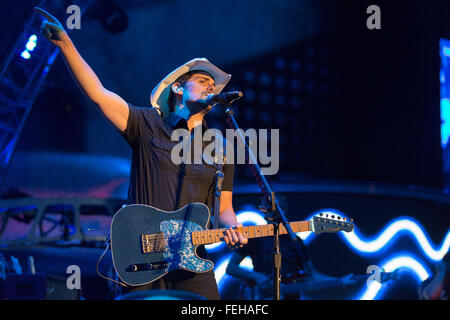 Madison, Wisconsin, USA. Feb, 2016 5. Musicien Country Brad Paisley il se produit sur scène à l'Alliant Energy Center à Madison, Wisconsin © Daniel DeSlover/ZUMA/Alamy Fil Live News Banque D'Images