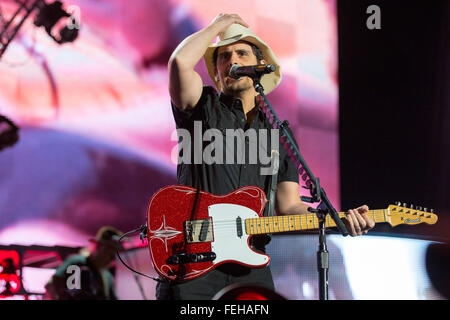 Madison, Wisconsin, USA. Feb, 2016 5. Musicien Country Brad Paisley il se produit sur scène à l'Alliant Energy Center à Madison, Wisconsin © Daniel DeSlover/ZUMA/Alamy Fil Live News Banque D'Images