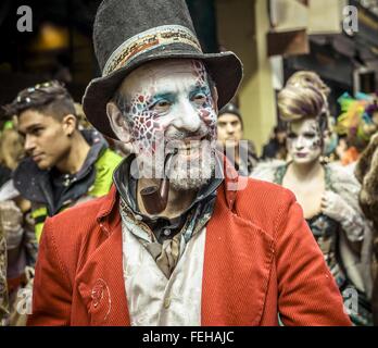 Sitges, Catalogne, Espagne. 7 Février, 2016. L' "Carnestoltes, fictives figures Catalan menant toutes les activités du carnaval, danse dans la rue pendant la défilé de carnaval des enfants à Sitges © Matthias Rickenbach/ZUMA/Alamy Fil Live News Banque D'Images