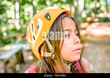 Profil d'une belle fillette de huit ans dans le parc d'aventure Banque D'Images