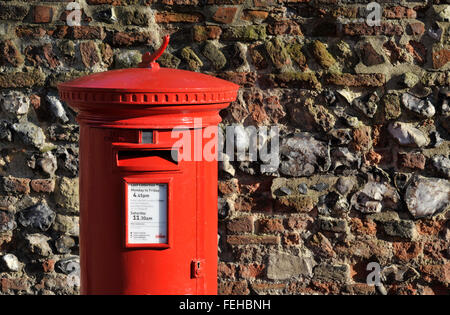 George VI pillar box ou post box sur une rue au Royaume-Uni. Banque D'Images