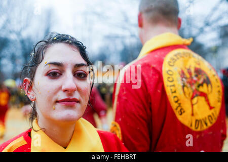 Ivrea, Italie. 07Th Feb 2016. Souffleuses à pied Orange attend à jeter des pierres vers les oranges sur chariots au cours de la première journée de la spectaculaire Bataille des Oranges à Ivrea, Italie. © Mauro Ujetto/Pacific Press/Alamy Live News Banque D'Images