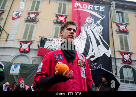 Ivrea, Italie. 07Th Feb 2016. Souffleuses à pied Orange attend à jeter des pierres vers les oranges sur chariots au cours de la première journée de la spectaculaire Bataille des Oranges à Ivrea, Italie. © Mauro Ujetto/Pacific Press/Alamy Live News Banque D'Images