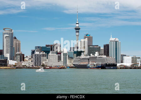 AUCKLAND, NZ - 8 Nov 2015 : bateau de croisière Noordam dans les ports d'Auckland. Plus de 25 navires différents visiter la Nouvelle-Zélande chaque année la côte Banque D'Images