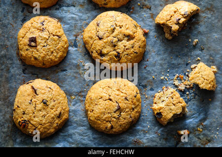 L'avoine et aux raisins cookies fraîchement cuits sur du papier sulfurisé. Haut L' affichage avec éclairage directionnel naturel Banque D'Images