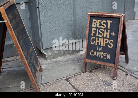 En dehors du conseil peint pub indiquant 'meilleur poisson  + plaquettes à Camden'. Banque D'Images