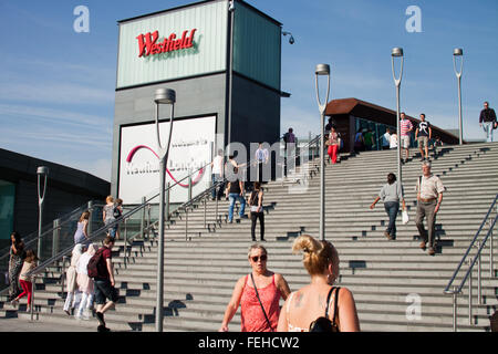 Dans les escaliers menant vers les consommateurs le centre commercial Westfield à Stratford, l'Est de Londres. Banque D'Images