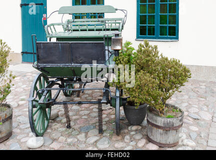 Un vieux cheval wagon debout à l'extérieur de la chambre Banque D'Images
